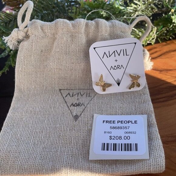 Free People Anvil + Aura 10K Gold Butterfly Stud Earrings – NWT – Retail $208 - Picture 4 of 4